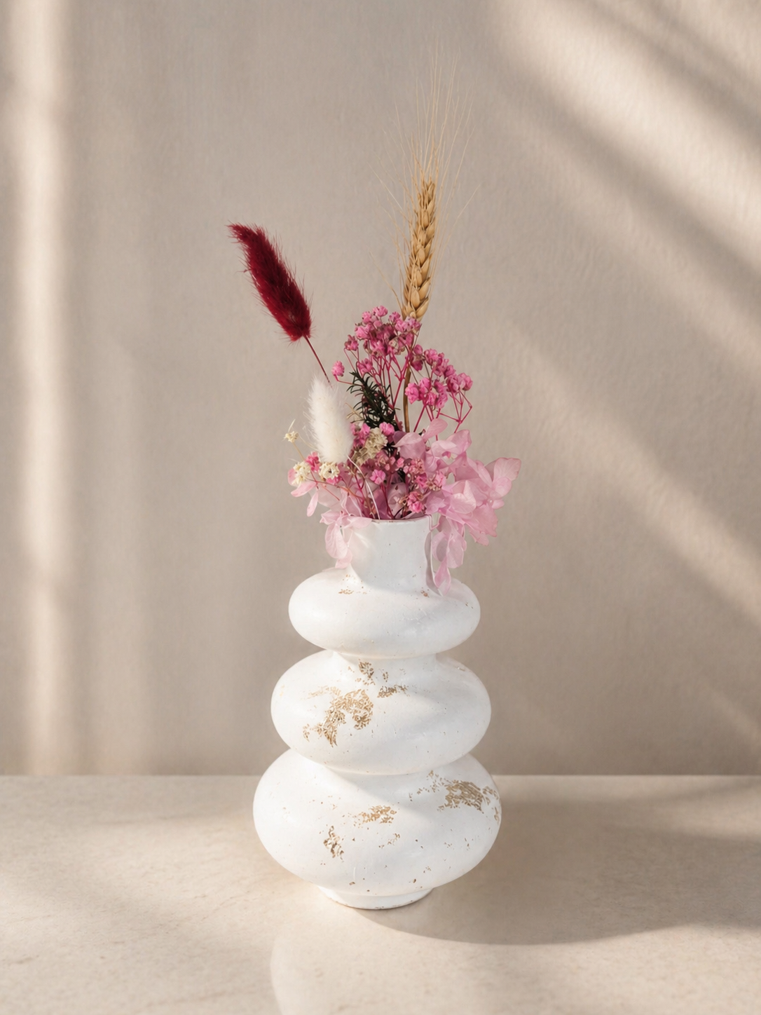 Vază decorativă cu flori uscate – design modern minimalist 1